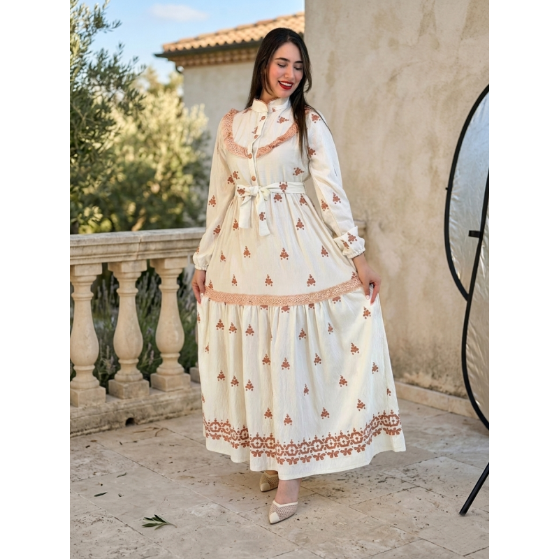 Robe Longue Bohème Chic Blanche avec dentelle et Ceinture - Tenue Femme Élégante