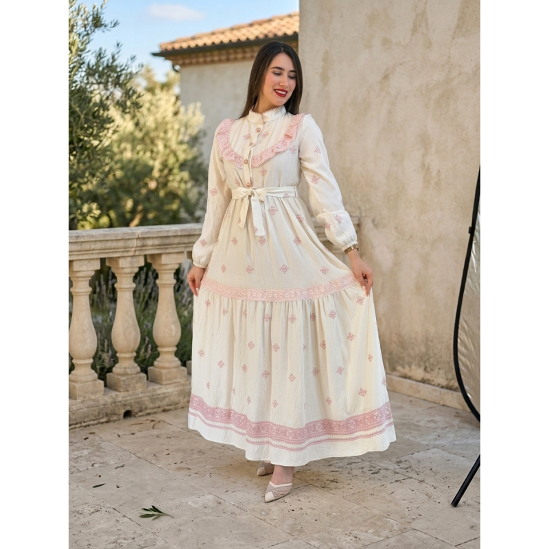 Robe Longue Bohème Chic Blanche avec dentelle et Ceinture - Tenue Femme Élégante